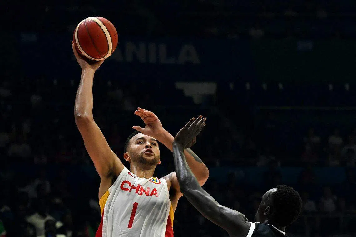 面对南苏丹球员的防守，李凯尔（1号）抛投得分。（法新社）