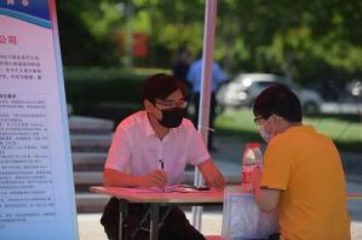 大学生5月6日在安徽合肥的一场招聘单位展台前咨询。（中新社）