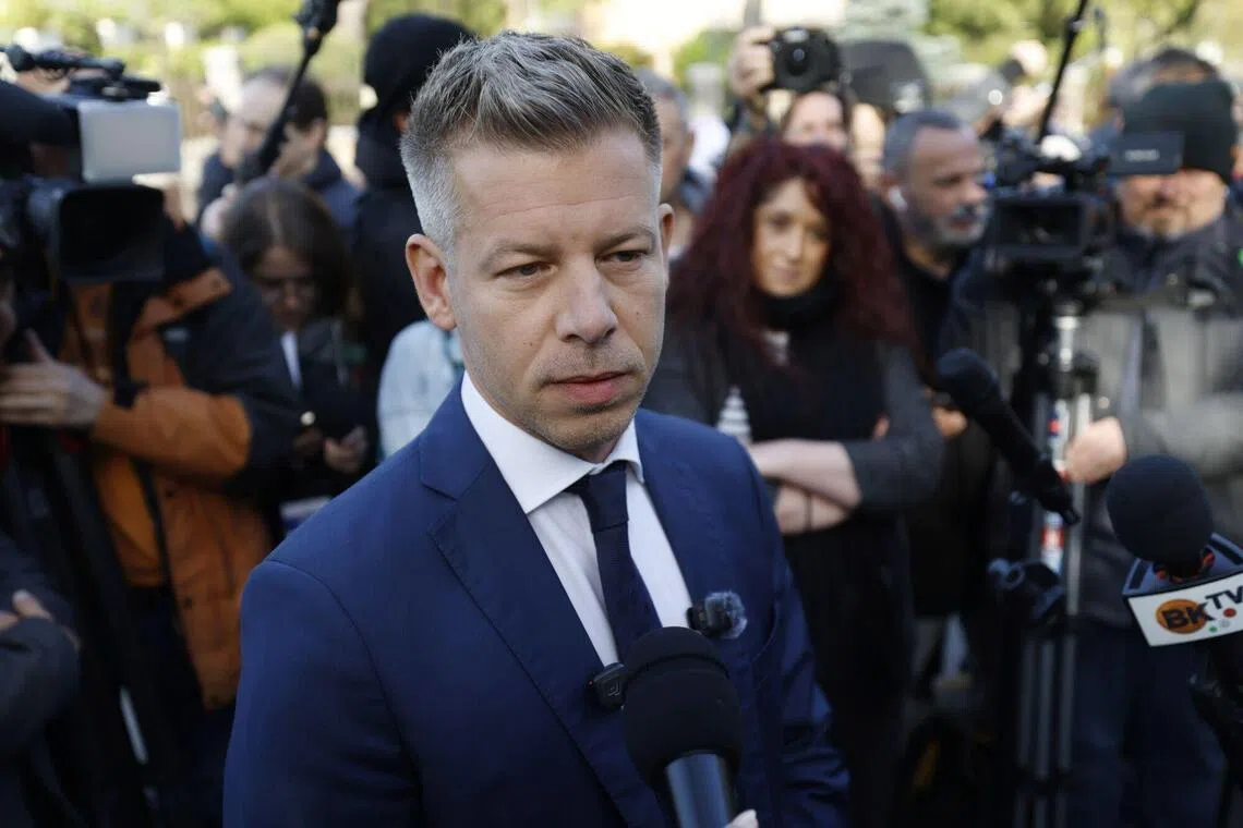 4月12日，匈牙利亲欧保守派候选人马扎尔在投票站外接受媒体采访。（彭博社）