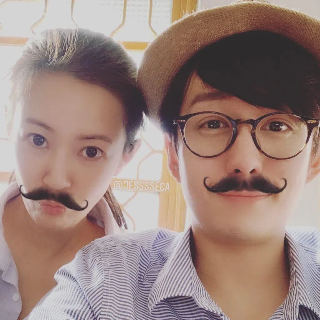 田铭耀2019年的“小胡子”庆生图，已经算“正常”。（取自田铭耀IG）