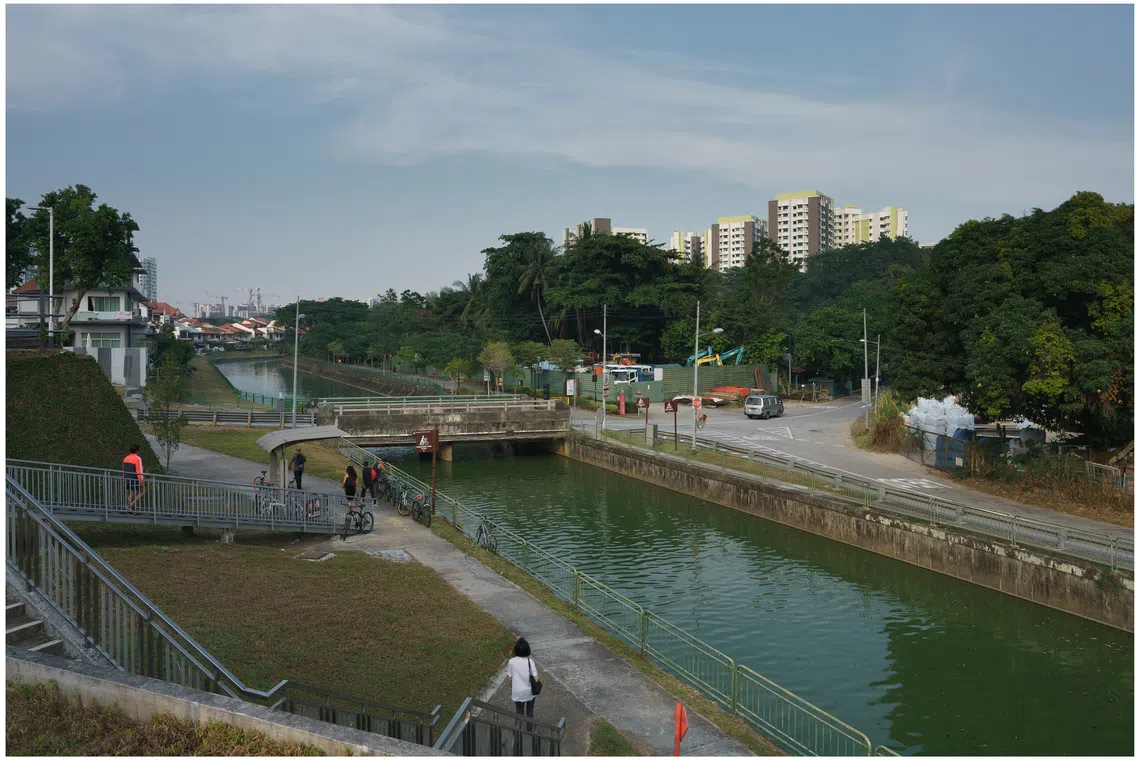 甘榜罗弄万国就在大水沟旁的树林后面。
