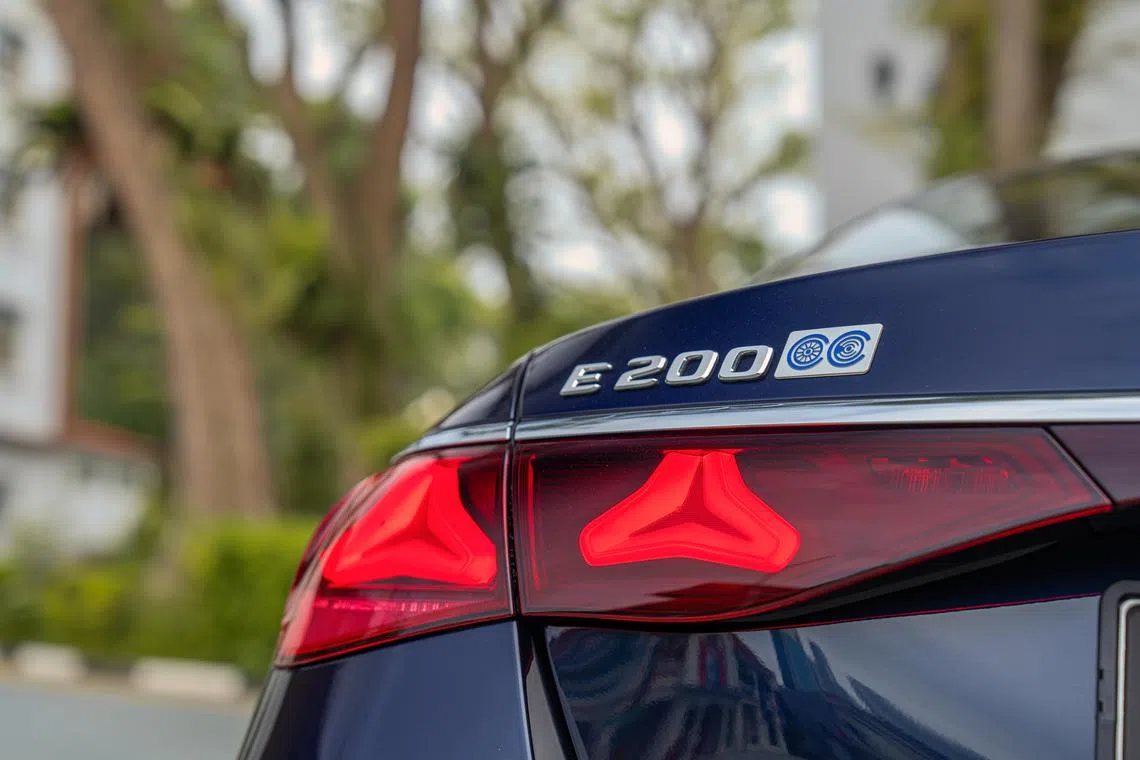 车后LED尾灯带有三角星图案，马赛地标志巧妙地融入其中。（马赛地提供）