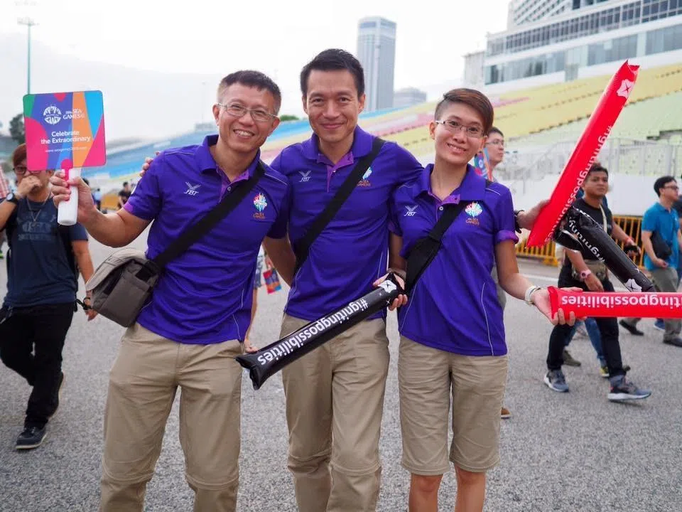 卓国强（中）参与了2015年新加坡东运会的志愿工作，是见证尼拉团队10年成长的资深成员。（受访者提供）