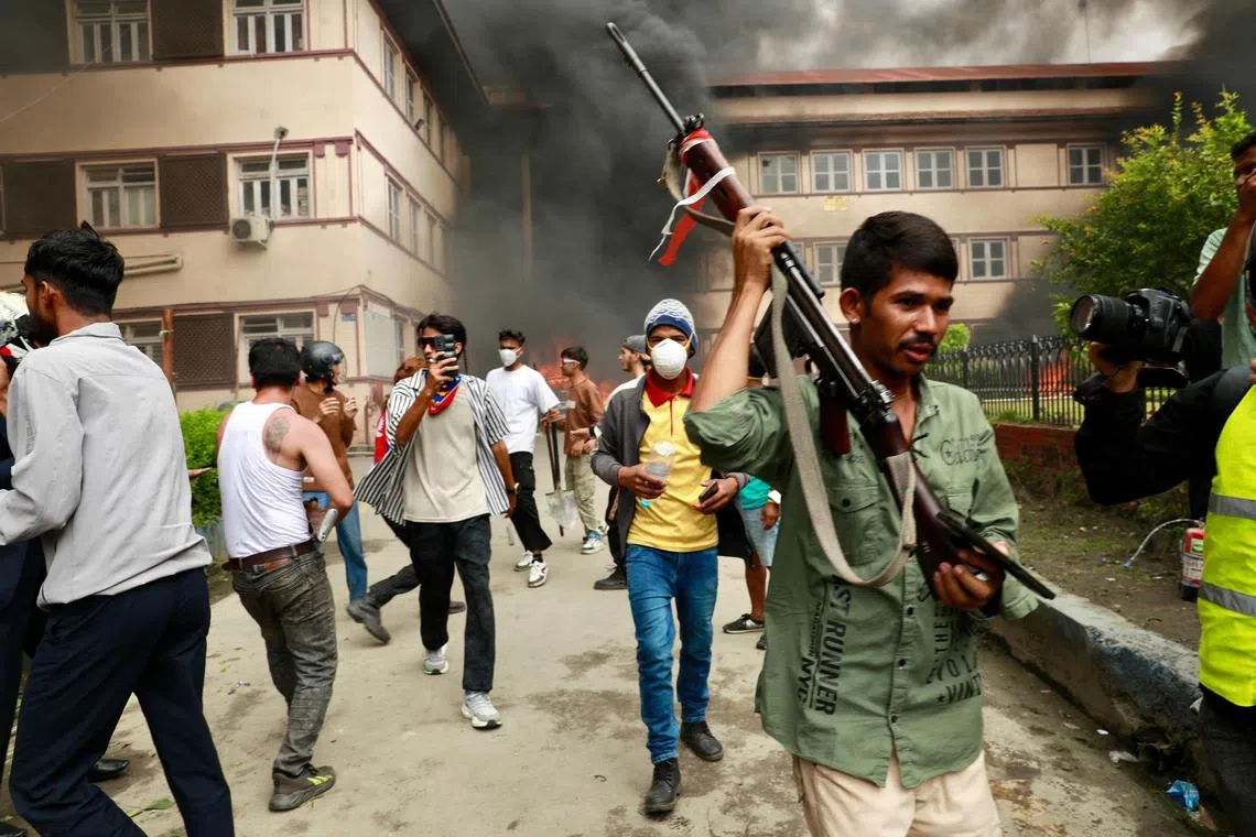 示威者也闯入尼泊尔最高法院并纵火。（法新社）