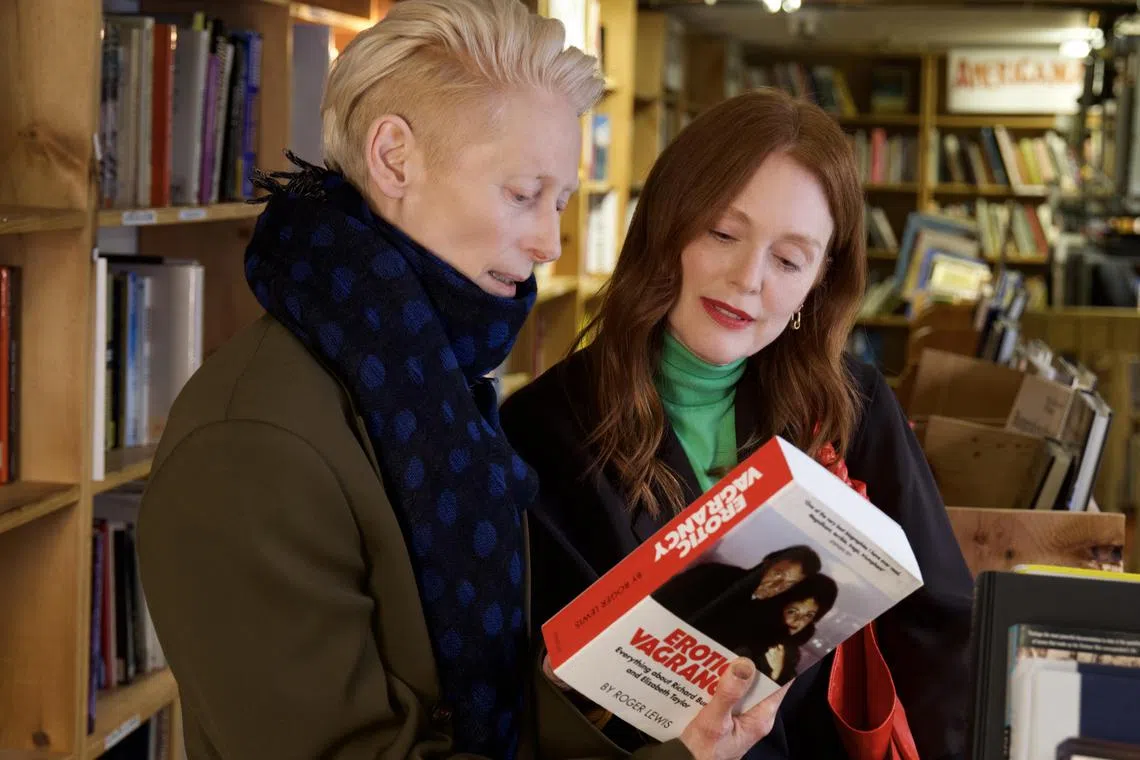 迪蒂诗韵顿（左）在片中对朱丽恩摩亚提出不情之请。（华纳兄弟提供）