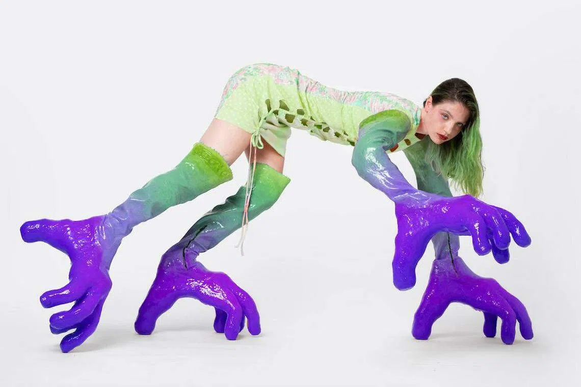 Avavav创意总监贝蒂·卡尔森亲自演绎她设计的恐怖大脚丫鞋。（Avavav提供）