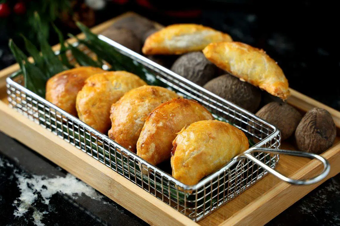 吃不完的圣诞火鸡可做成黑果火鸡馅饼，形状如咖喱卜。（龙国雄摄）