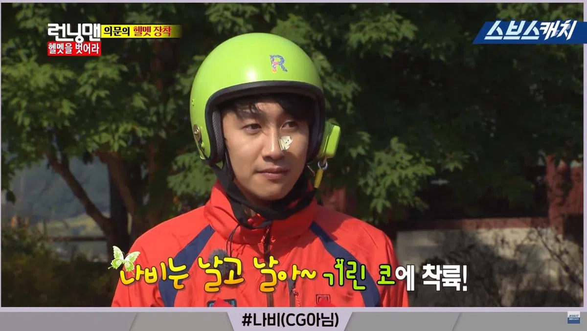 李光洙在玩游戏时，鼻子上突然停了一只蝴蝶。（视频截图）