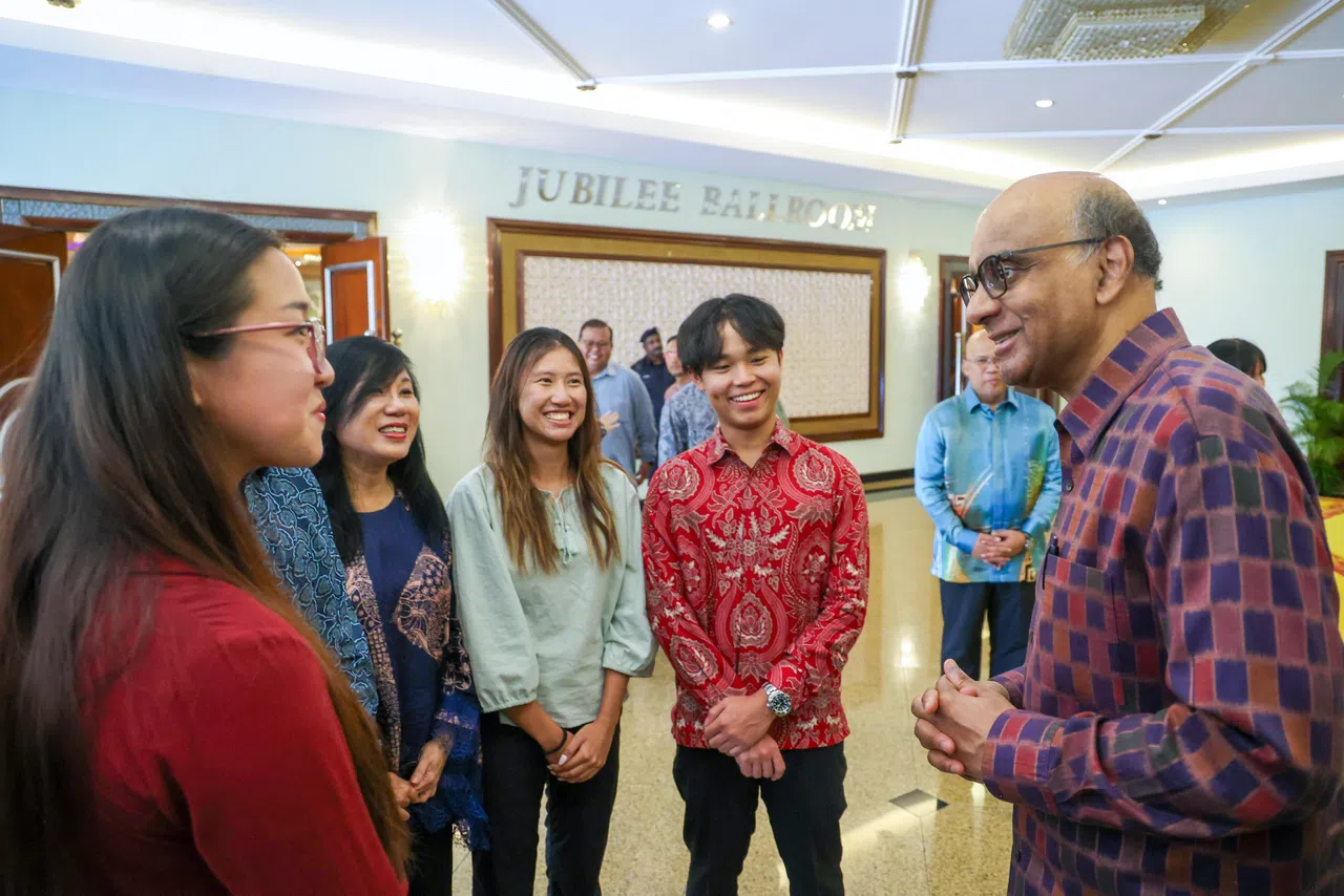 尚达曼总统（右）与参加高尔夫球锦标赛的国大学生交流甚欢。（数码发展及新闻部提供）