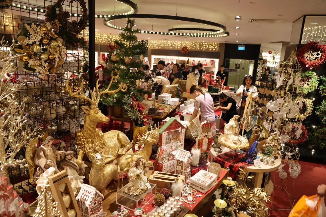 圣诞节快到了，最后一个周末的商场里格外热闹，来了许多采购礼物和应节美食的人。（梁麒麟摄）
