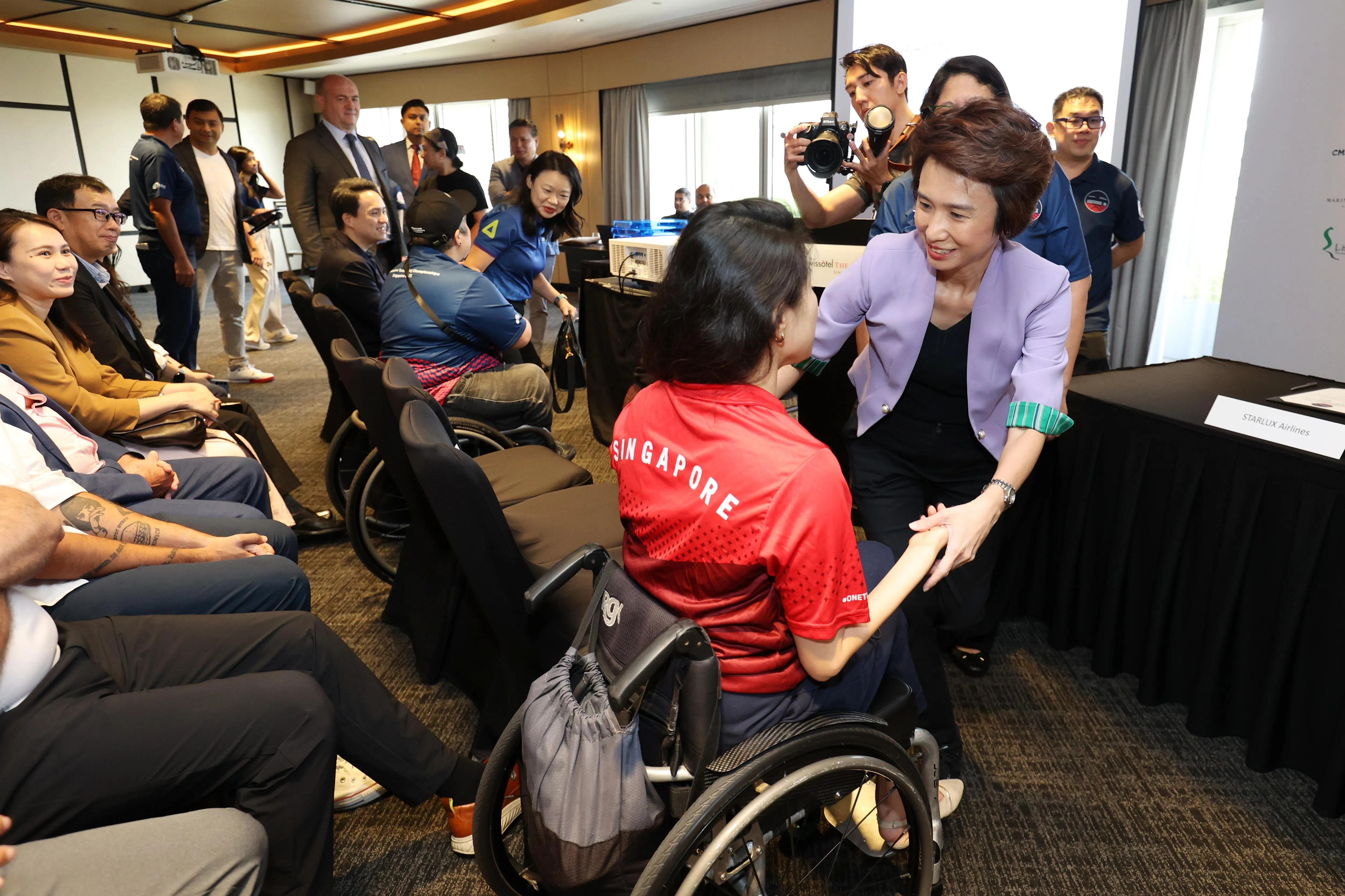 贸工部兼文化、社区及青年部高级政务部长刘燕玲受邀出席，她（紫衣）在现场与叶品秀互动。（何家俊摄）