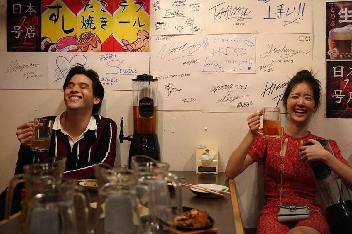 泰国女星June和男星Sky首次登上大银幕，共谱浪漫喜剧《OMG！我的女孩》。（剧照由片商提供）