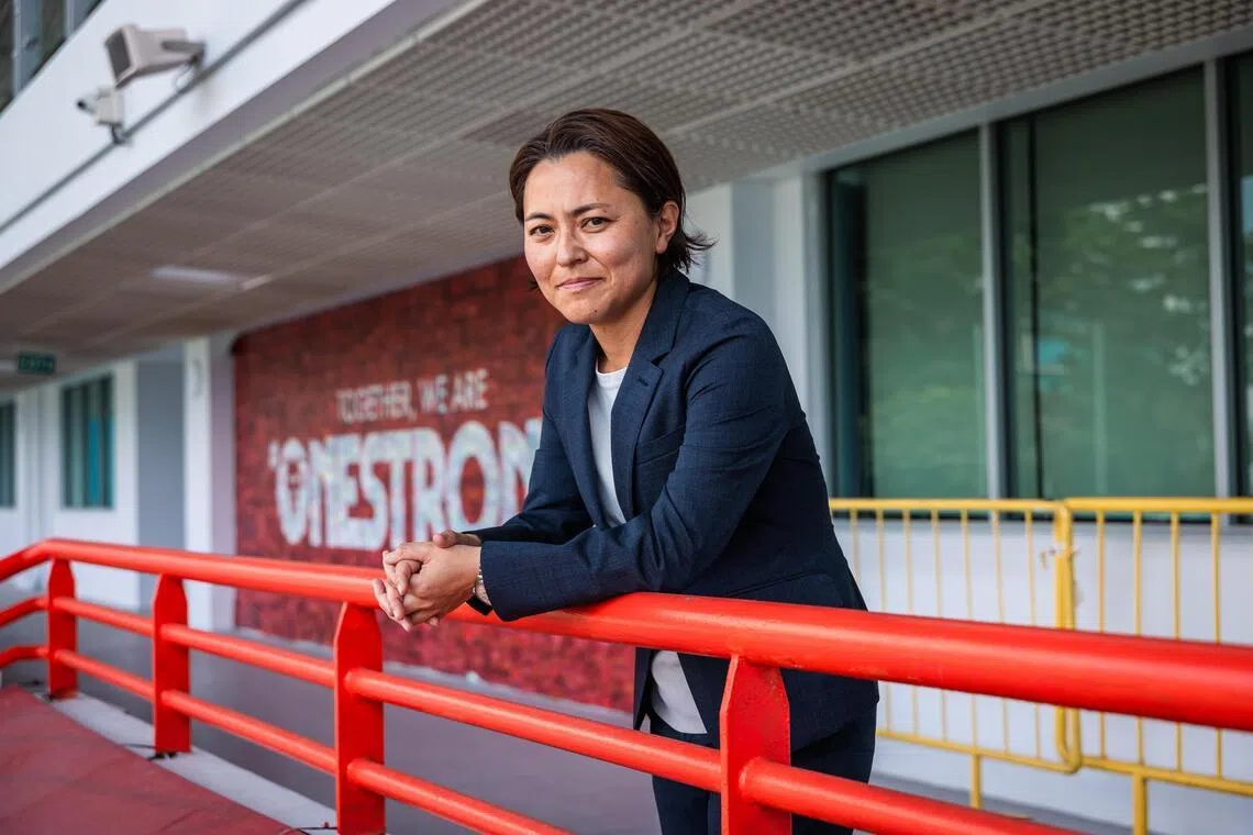 石田美穗子多才多艺，从高中开始写歌、弹吉他，还在伦敦举办过小型演出。2008年7月，她发行出道单曲《一番星》（Ichibanboshi），该曲成为全日本大学女子足球锦标赛的官方主题曲。（新加坡足球总会提供）