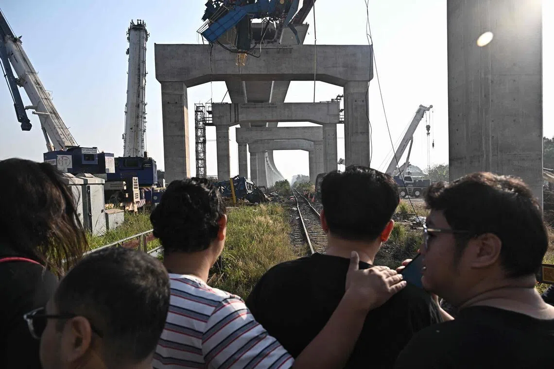 遇难者家属星期四（1月15日）到高铁工地事故现场，看到列车残骸，不禁悲从中来。这起意外事故造成至少32人死亡。（法新社）