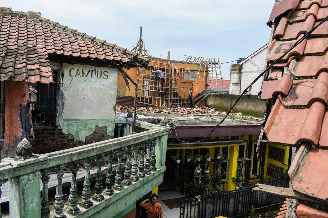 苏美当镇许多建筑物受损，一些房子的屋瓦被掀。（法新社）