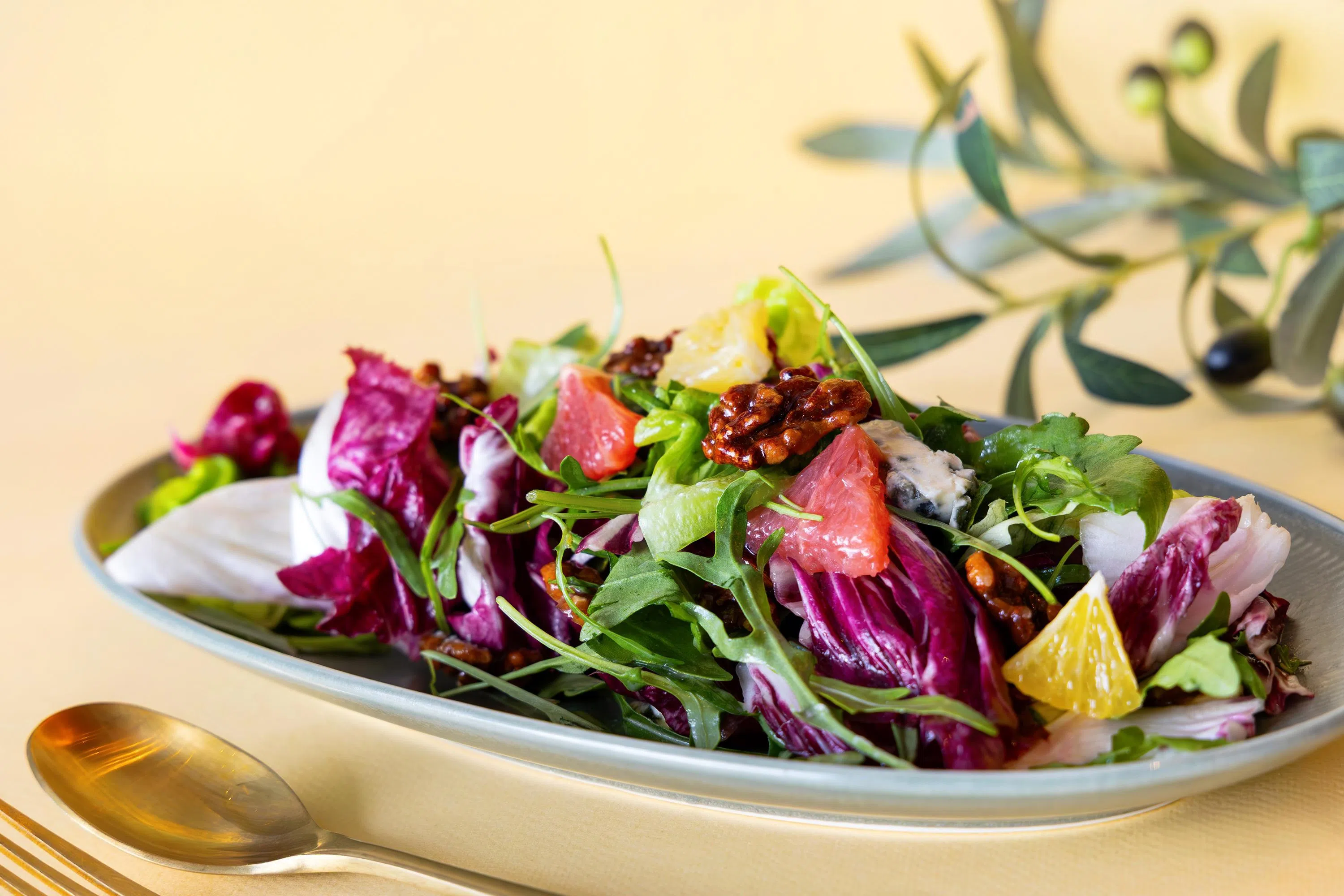 Radicchio & Citrus沙拉结合清脆菊苣、鲜橙、葡萄柚、蓝纹芝士及核桃。（餐馆提供）