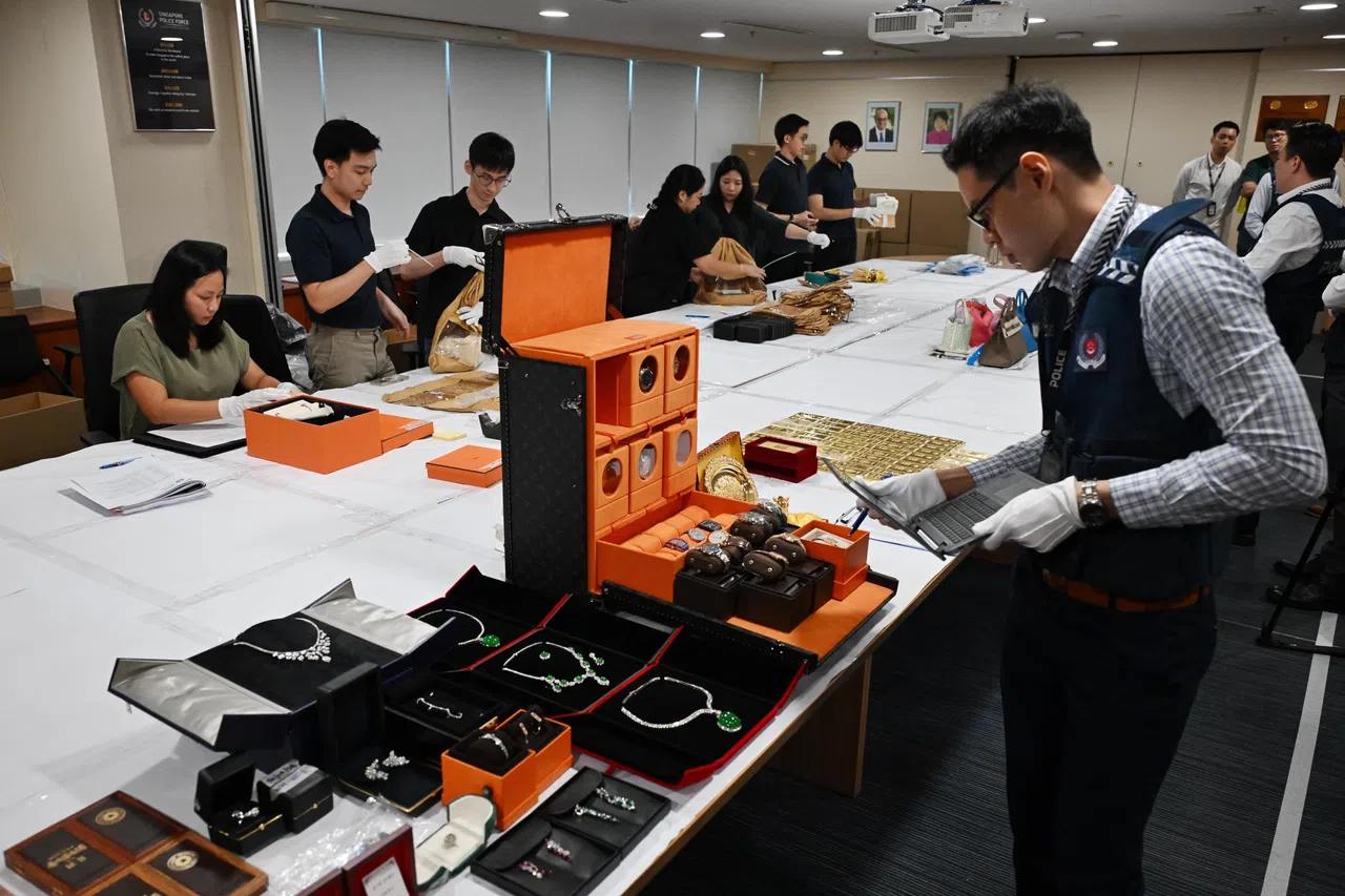 交接现场陈列各种奢侈品，包括多套 GRAFF、尚美钻石和镶嵌翡翠项链珠宝、多枚百达翡丽（Patek Philippe）、查德米勒（Richard Mille）等单价高达数十万元、甚至上百万元的世界名表。（海峡时报）