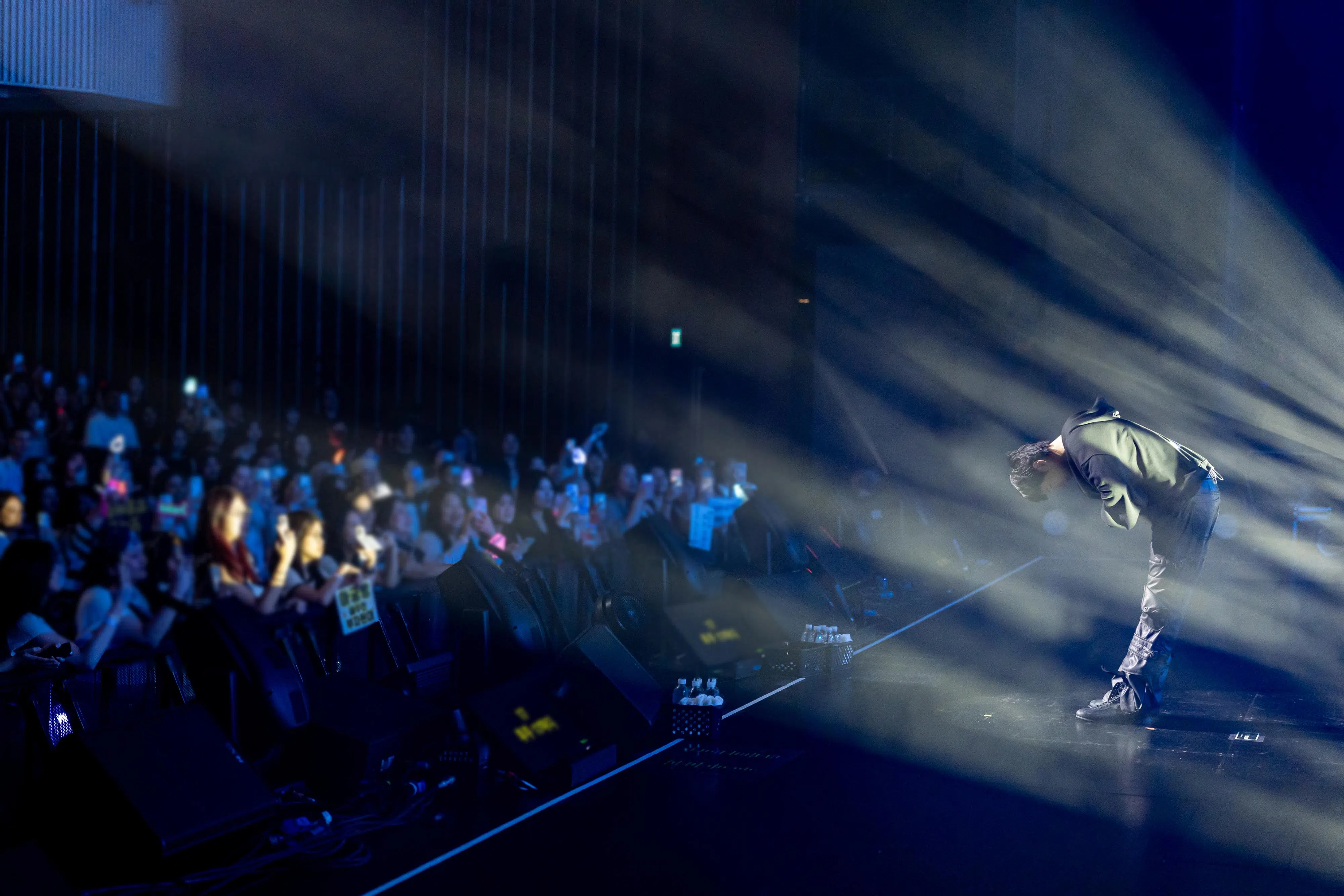 WOODZ鞠躬向新加坡粉丝表达谢意。（FriedRice Entertainment提供）