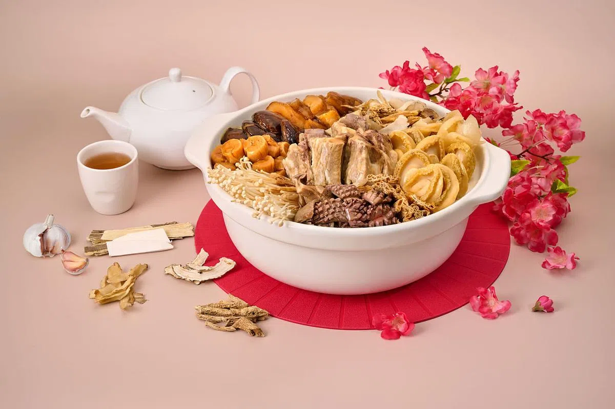 浓郁的桃苑肉骨茶盆菜。（餐馆提供）