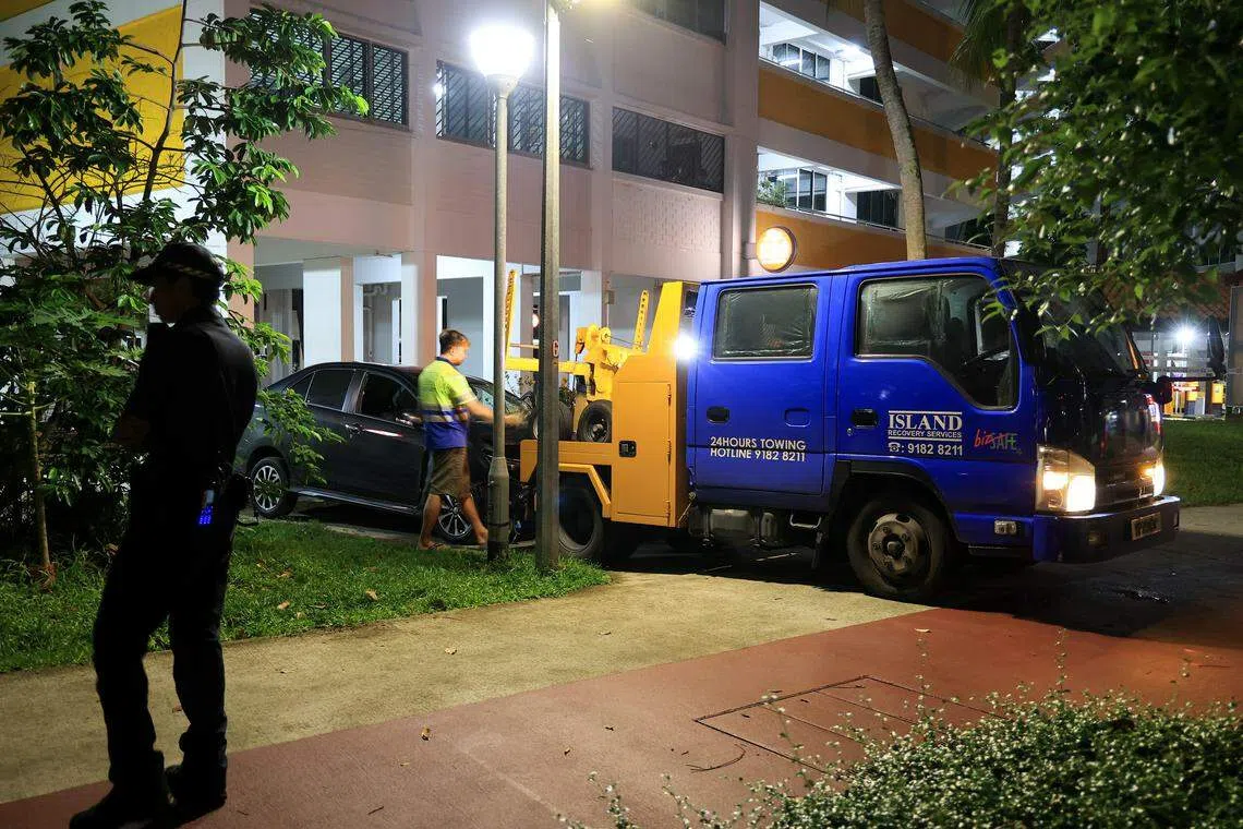 星期六（6月1日）晚上约7时30分，当局叫来拖车拖走黑色汽车。（吴先邦摄）