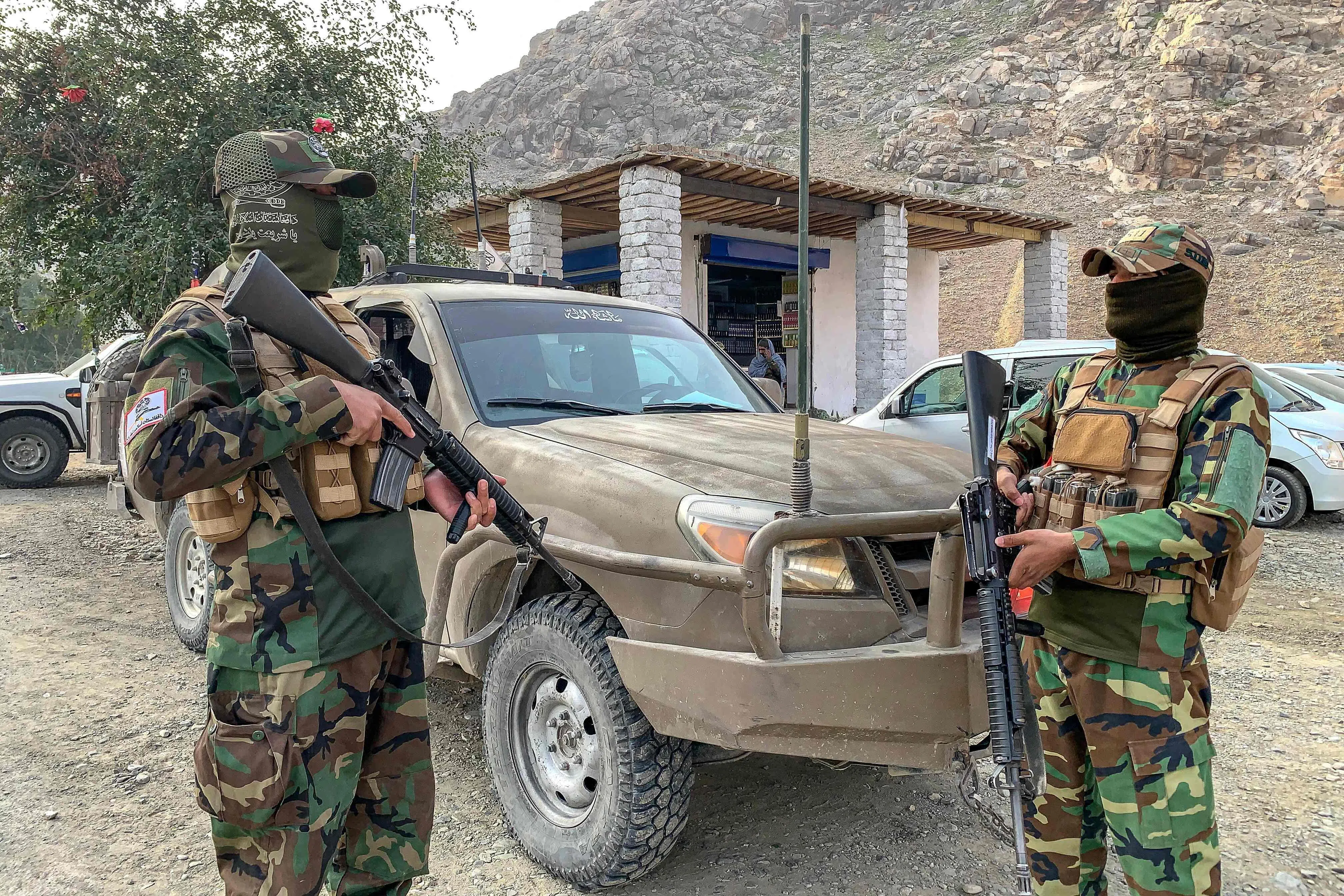 巴基斯坦和阿富汗过去数月在边境持续发生武装冲突，局势在星期五大幅升级。塔利班武装人员过后在两国边境主要通关口岸托尔哈姆（Torkham）驻守。（法新社）