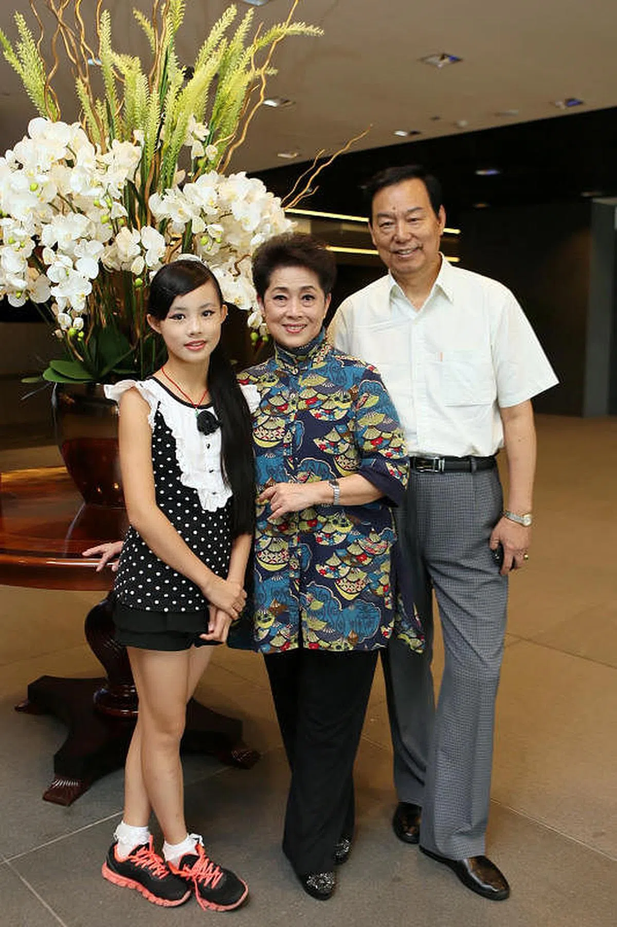 黄婉秋曾与夫婿何有才及外孙女黎胤麟（艺名如秋），于2014年7月26日受邀出席本地旅游展销会演出。（档案照）