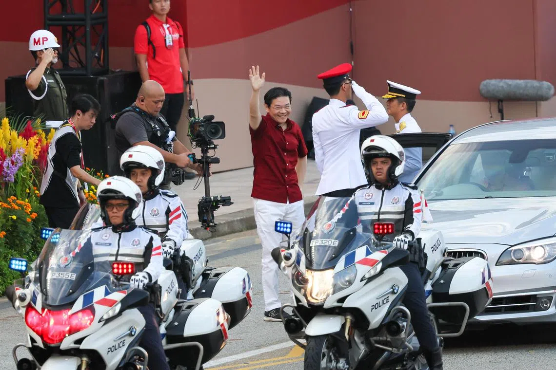 我国总理黄循财星期六（8月9日）抵达政府大厦前大草场，向热情的观众挥手致意。这是他第二次以总理身份出席国庆庆典。（张俊杰摄）