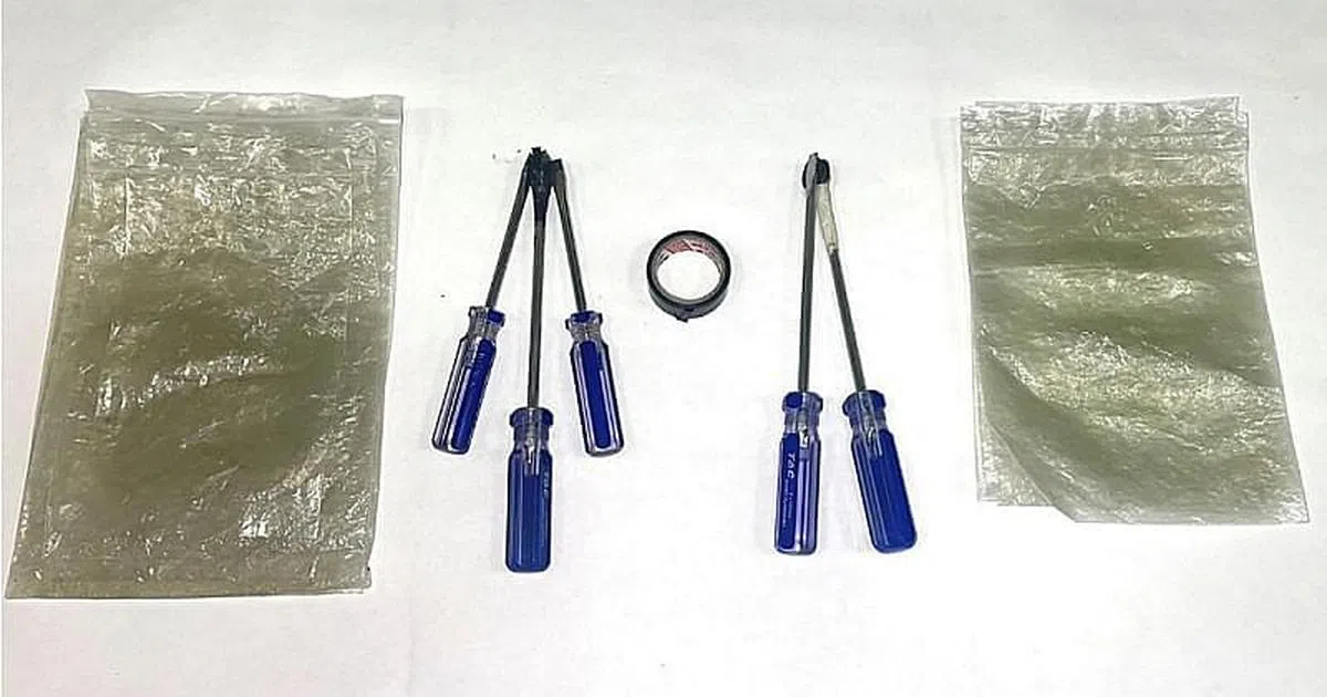 三人利用螺丝刀黏上磁铁吸住硬币，在组屋区停车场的供水机内偷走逾10万元硬币。（档案照） 