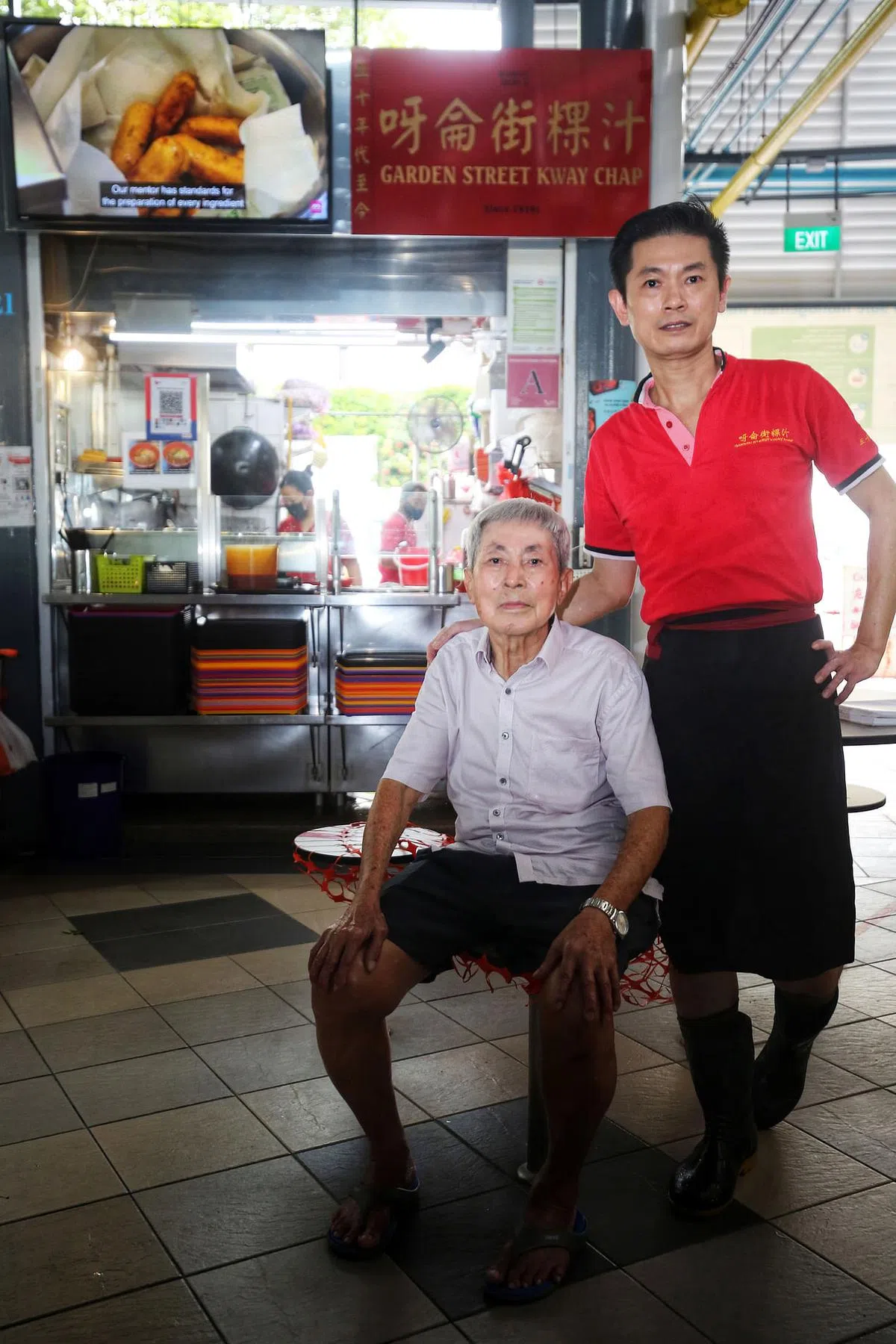 许文道（右）传承父亲许亚顺烹煮粿汁的好手艺。（萧紫薇摄）