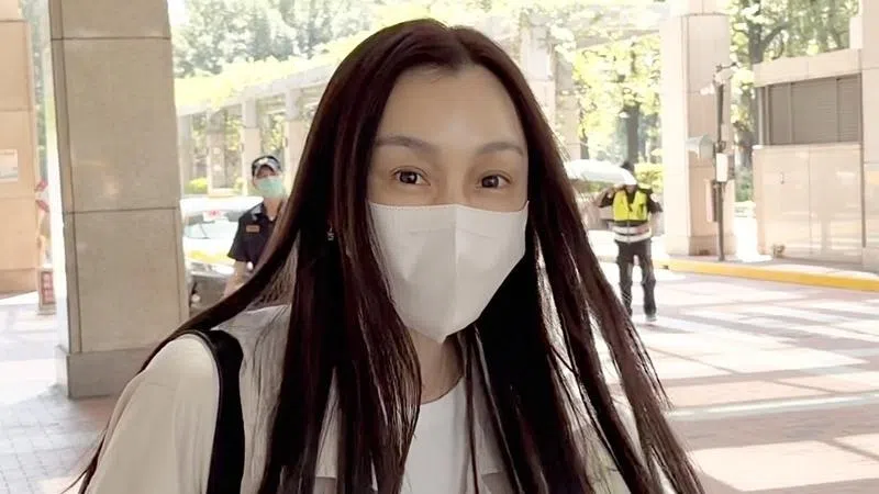 范玮琪要照顾家人，还要面对舆论抨击，身心俱疲。（TVB）