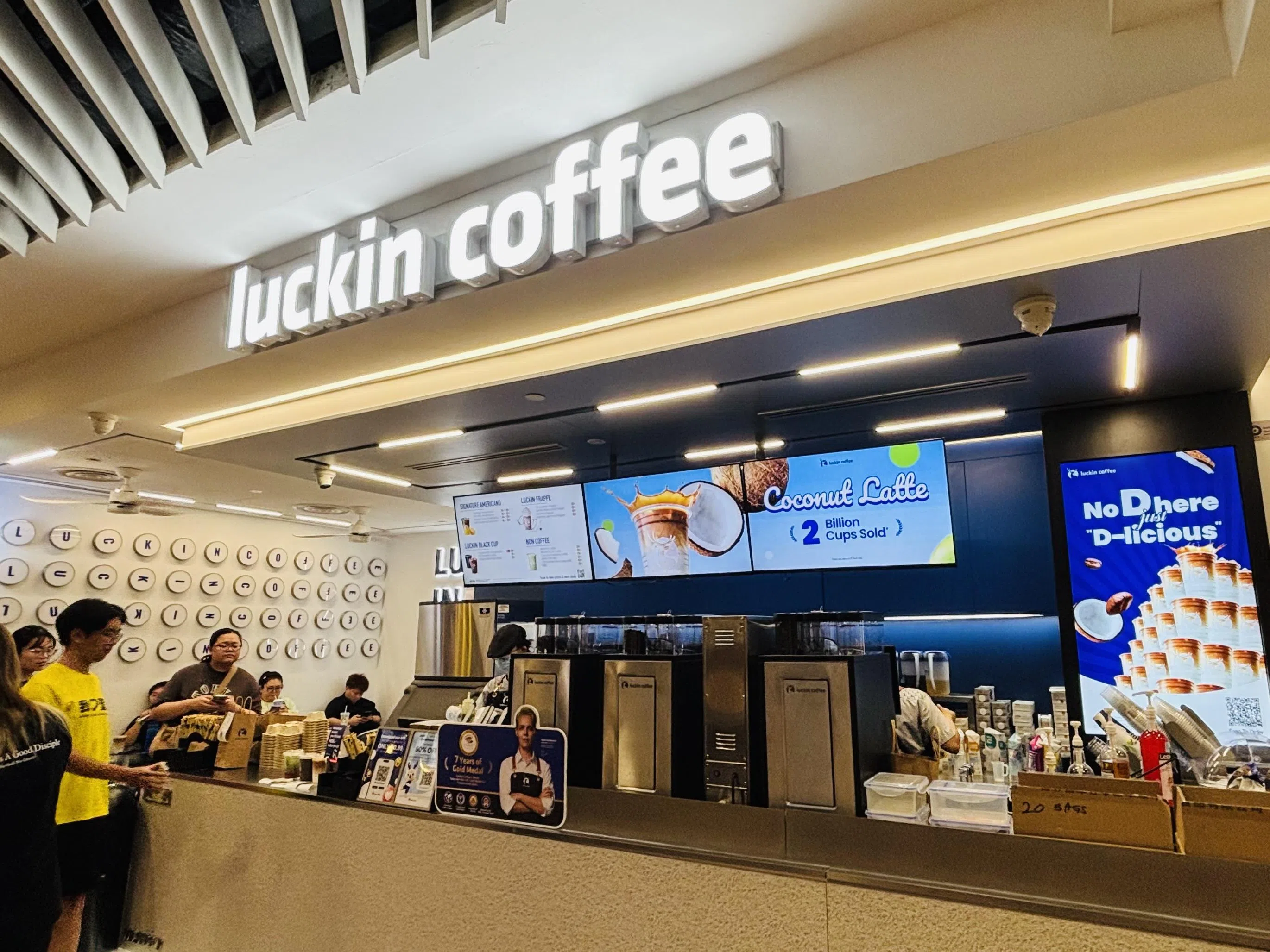 瑞幸咖啡在2025年实现了约人民币492亿8800万元（约93亿新元）的收入，以及约人民币36亿元的净利。（李可爱摄）