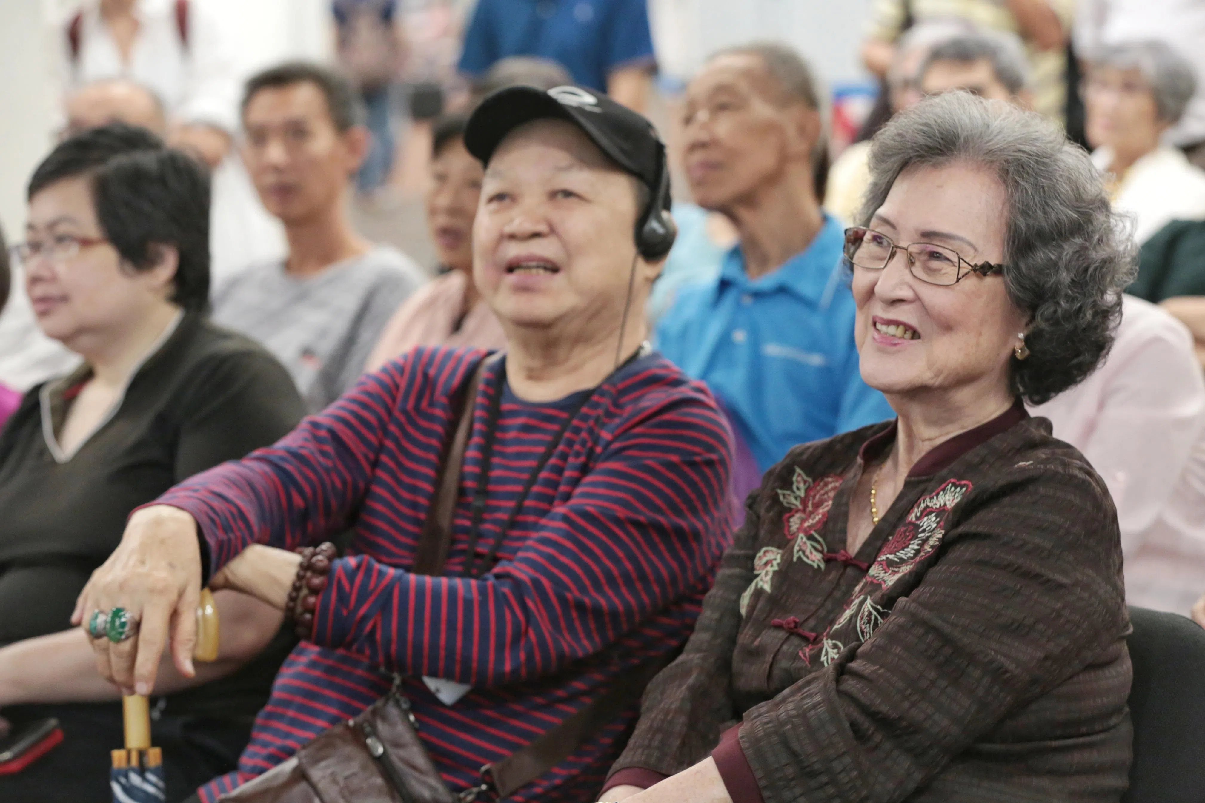 王沙遗孀王秀莺（右）与唐琥（右二）是2019年举行的早报悦读@NLB讲座“王沙野峰留给我们的人生智慧”座上嘉宾。（档案照片）