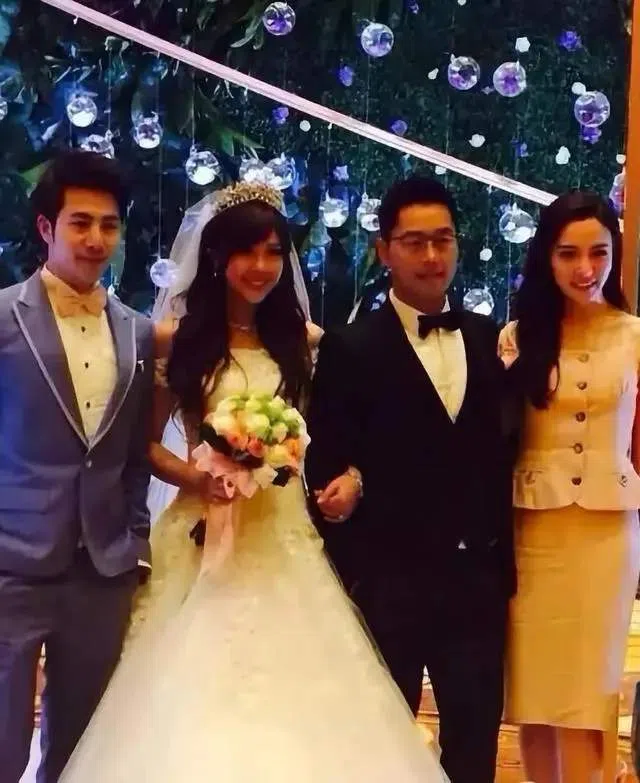 葛晓倩（左二）与袁巴元（右二）的结婚照。（互联网）