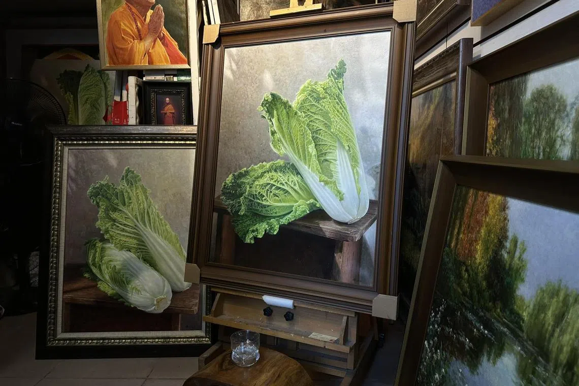 欧阳峰画室中央摆放着一幅一米高的写实白菜油画。（林煇智摄）