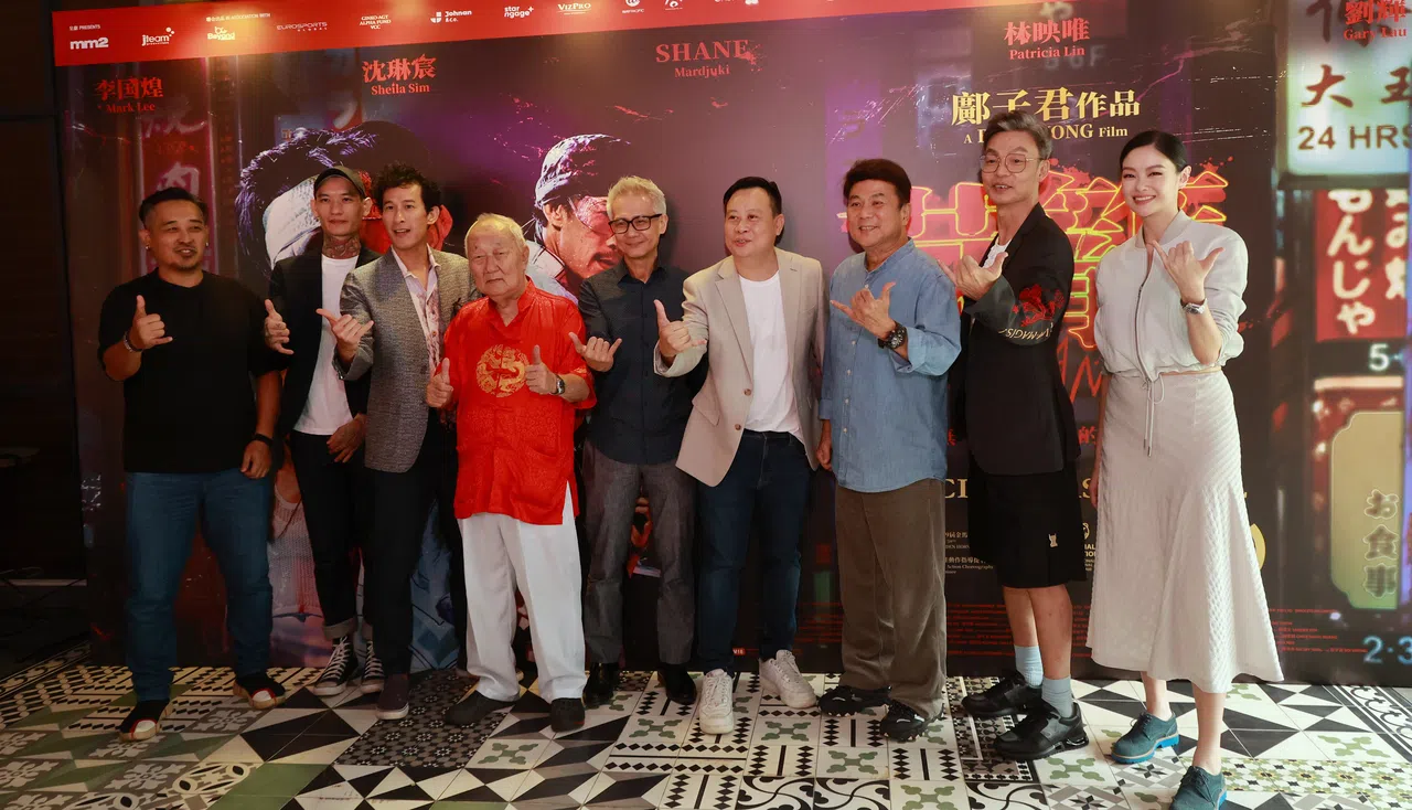 《芽笼》2023年4月举行记者会时合照，出席的包括动作指导冯推守（左起）、演员刘辉、Shane Mardjuki、云昌凑、黄世勇、导演邝子君、监制梁志强、演员李国煌和沈琳宸。（唐家鸿摄）