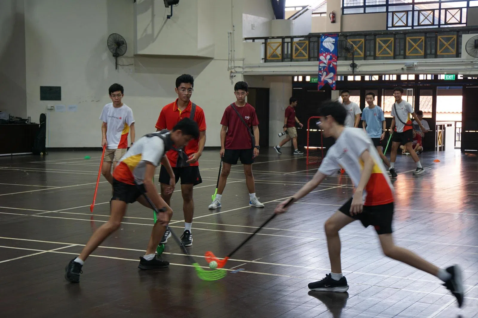 学生以班级为单位，在赛场上尽情挥洒汗水，展现青春活力与团结精神。（南中提供）