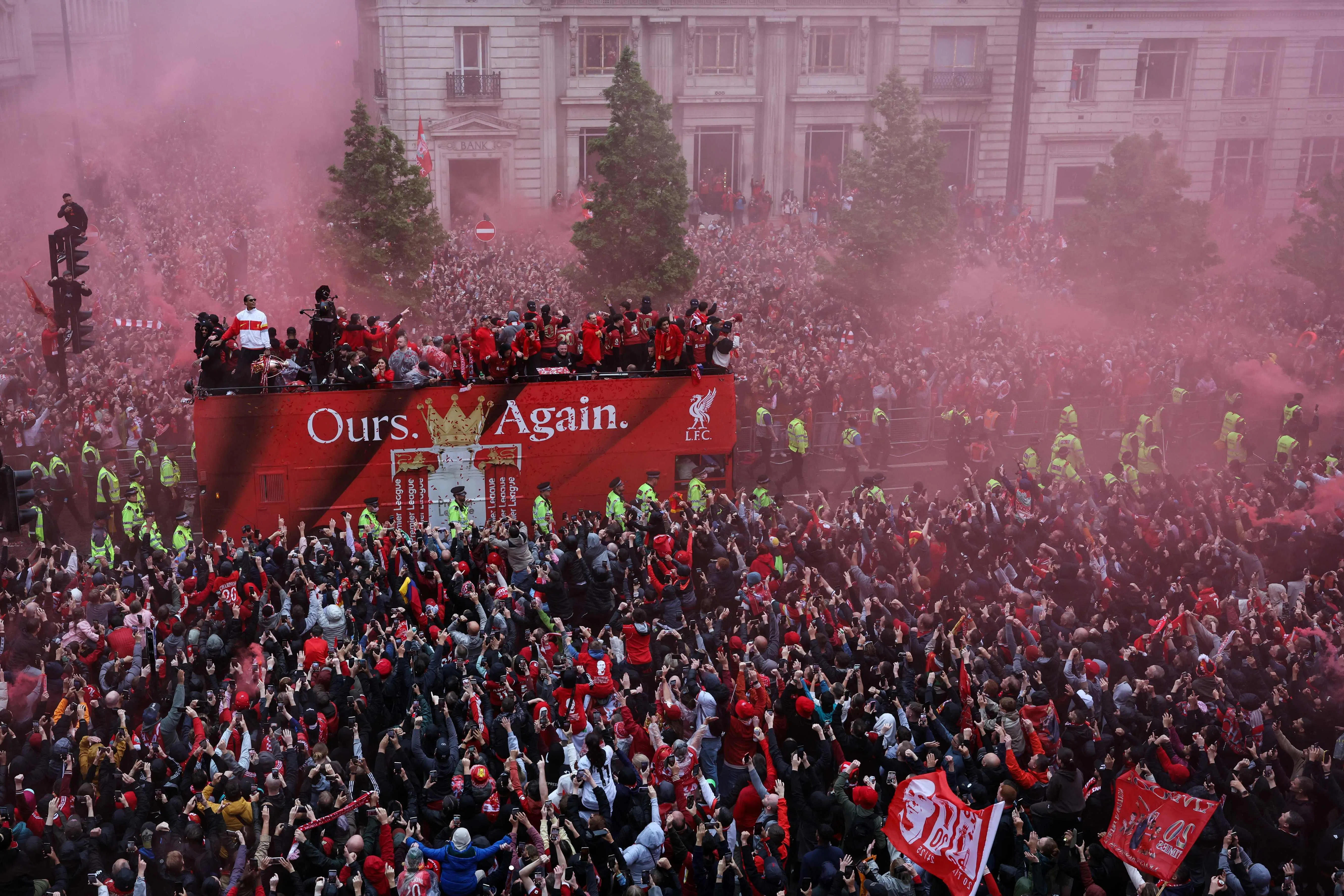 利物浦夺冠游行现场万人空巷。（法新社）