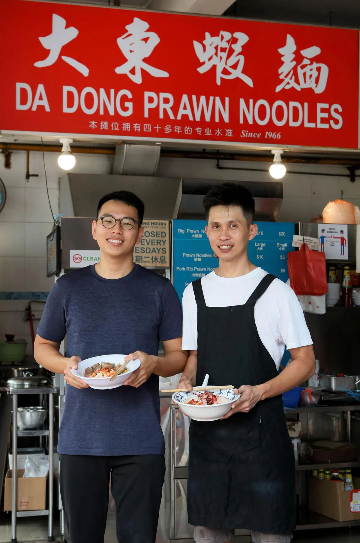 米其林厨师戴伟杰（左）与大东虾面第二代林家旺相知相惜，特别喜欢虾面的汤头。（龙国雄摄）　