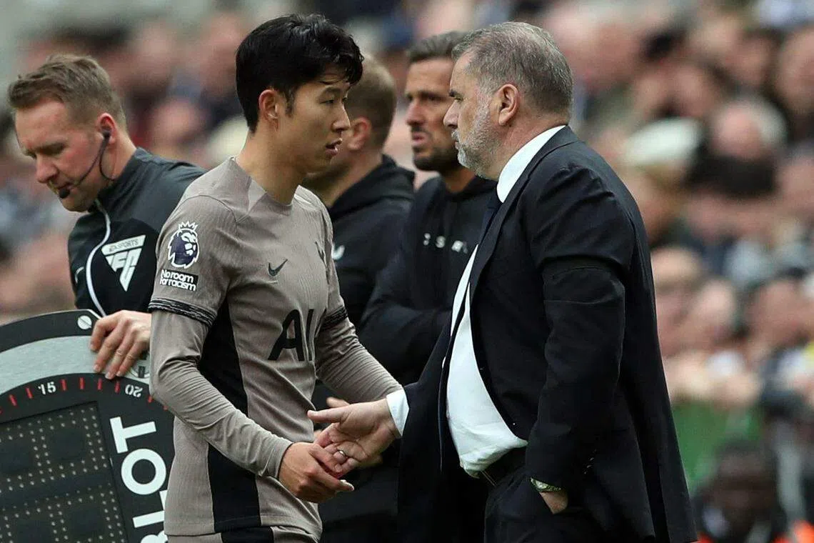 上轮不敌阿申纳后，热刺主帅波斯特科格鲁（右）和队长孙兴慜希望球队能摘下另一支伦敦对手切尔西反弹。（路透社）