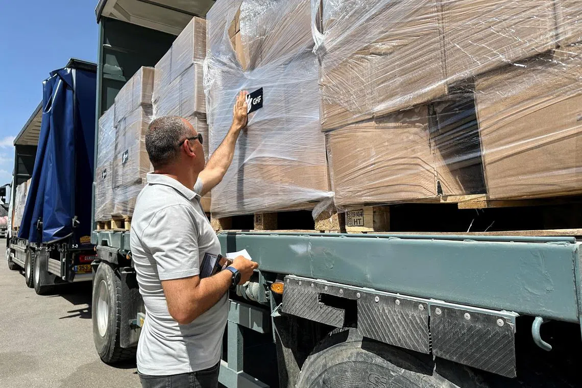 以色列自3月初起对加沙实施为期11周的全面援助封锁，令食品与药品供应濒临崩溃。外界多次发出饥荒预警后，以方上周解除部分封锁，并在没有联合国参与下，引入由加沙人道基金会主导的新分发机制。（路透社）