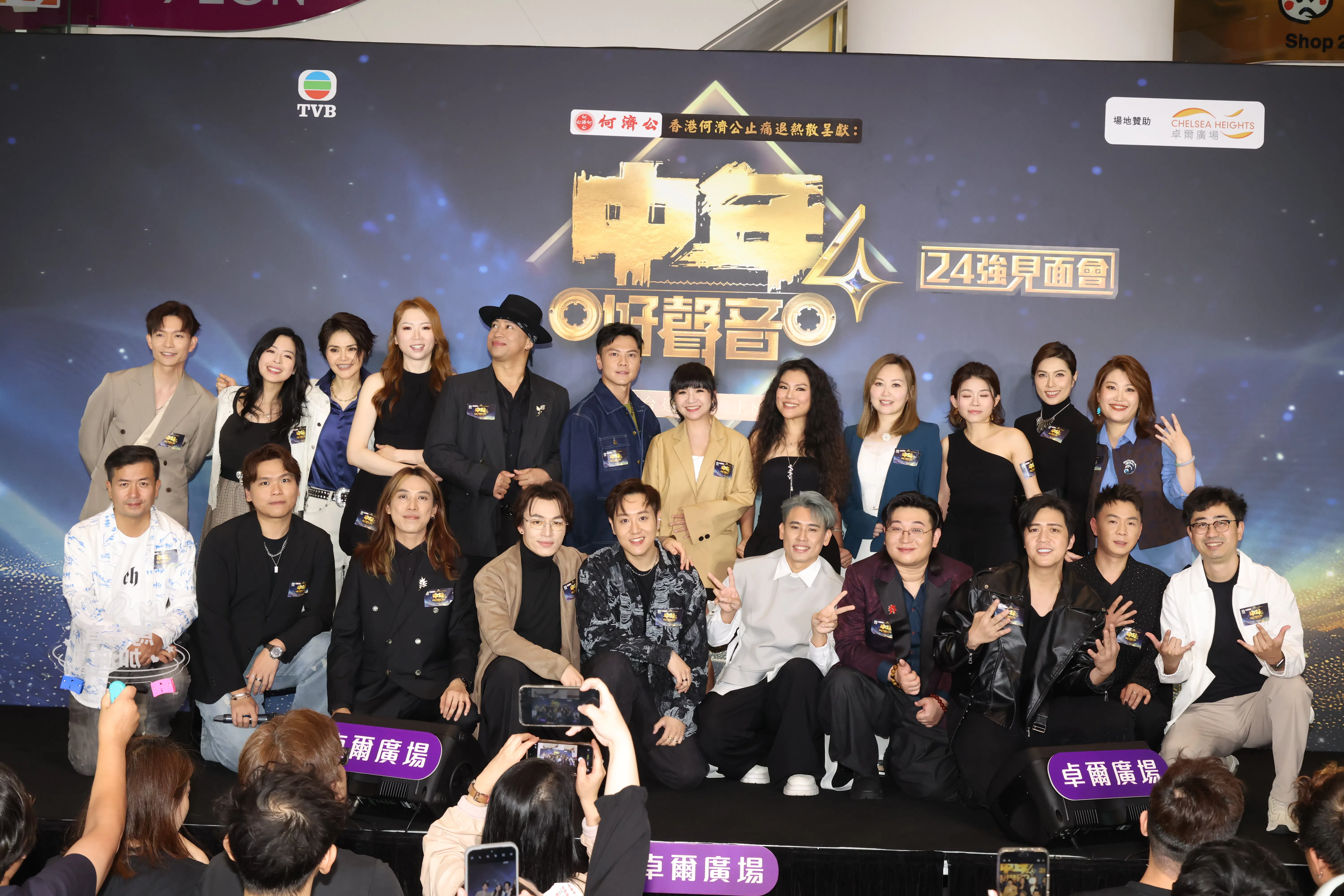 《中年好声音4》日前公布24强名单，卓猷燕（后排左三）是唯一来自新加坡的选手。（TVBI提供）