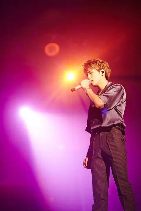 有钟铉的超粉在社媒X上贴上钟铉当年舞台上表演的英姿。（互联网）