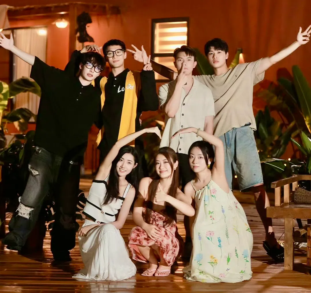 陈康（后排右一）是唯一来自新加坡的素人嘉宾。（取自《我们恋爱吧》微博）