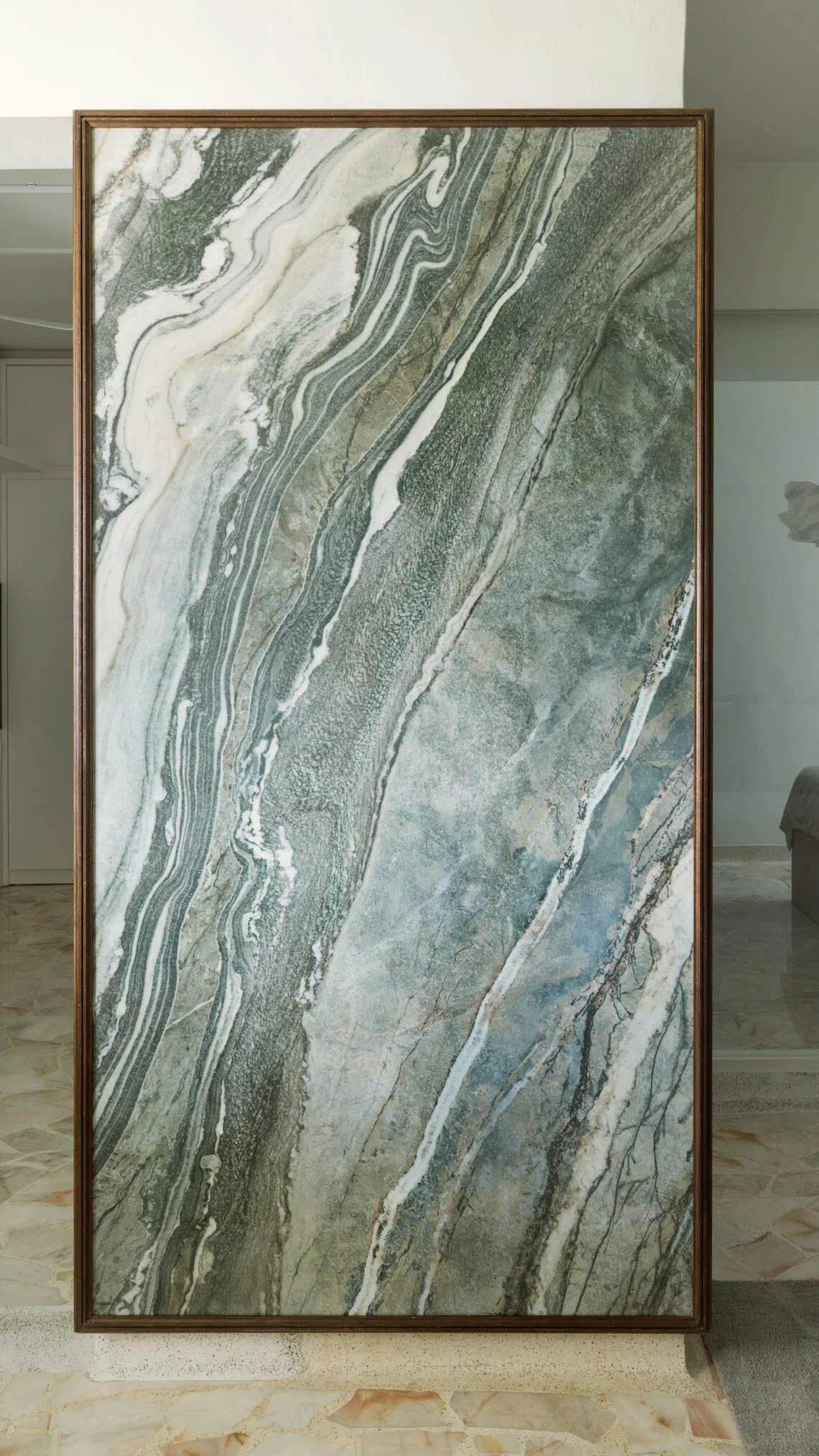 独特的云石纹路砖，将家居的柱子变成设计焦点。（Metre Architects）