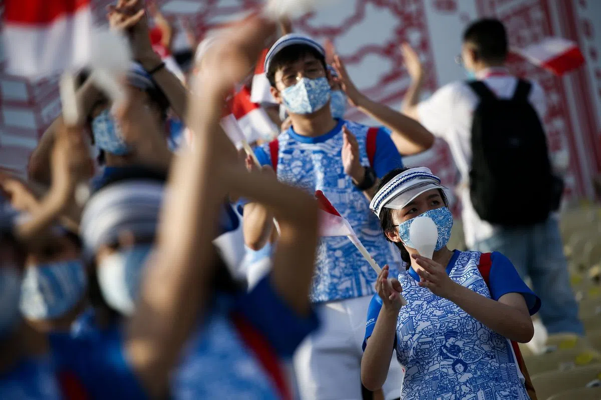 站在观众区的啦啦队员活力十足，随着演出节奏带动现场观众加入，展现高昂的热情和朝气。（陈渊庄摄）