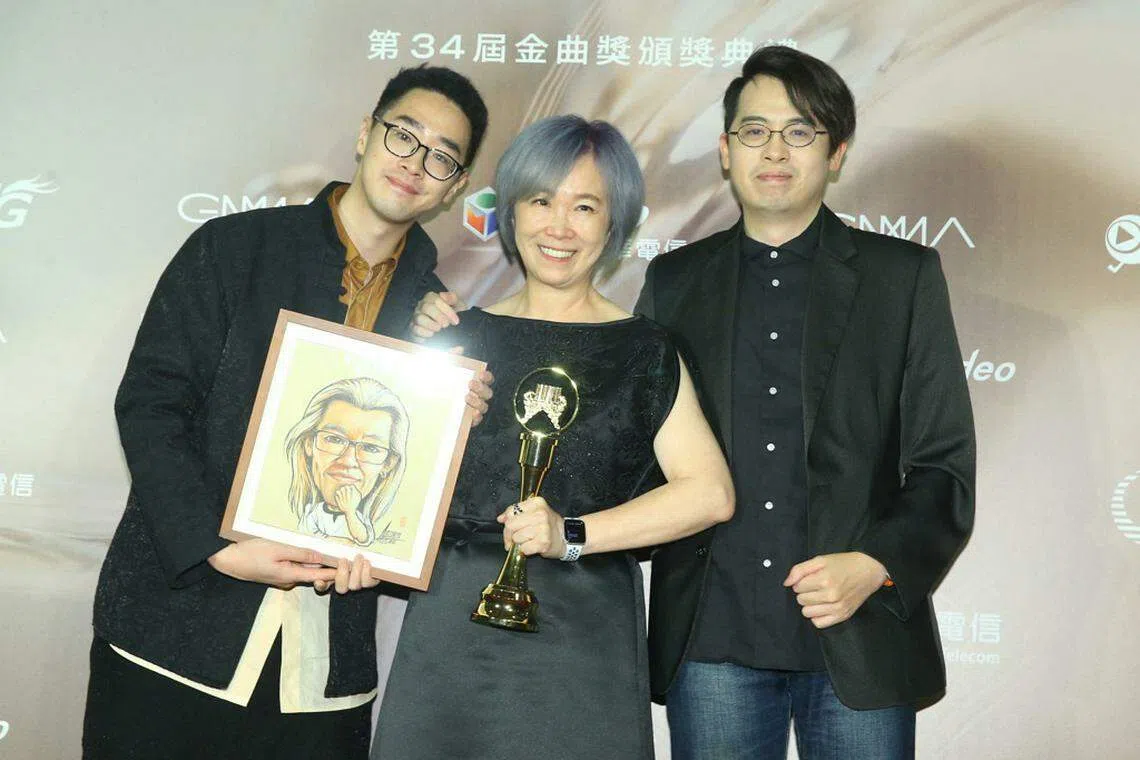 熊美玲（中）2023年携长子林雨果（右）和林语堂出席金曲奖，为林秋离代领“特别贡献奖”。（互联网）