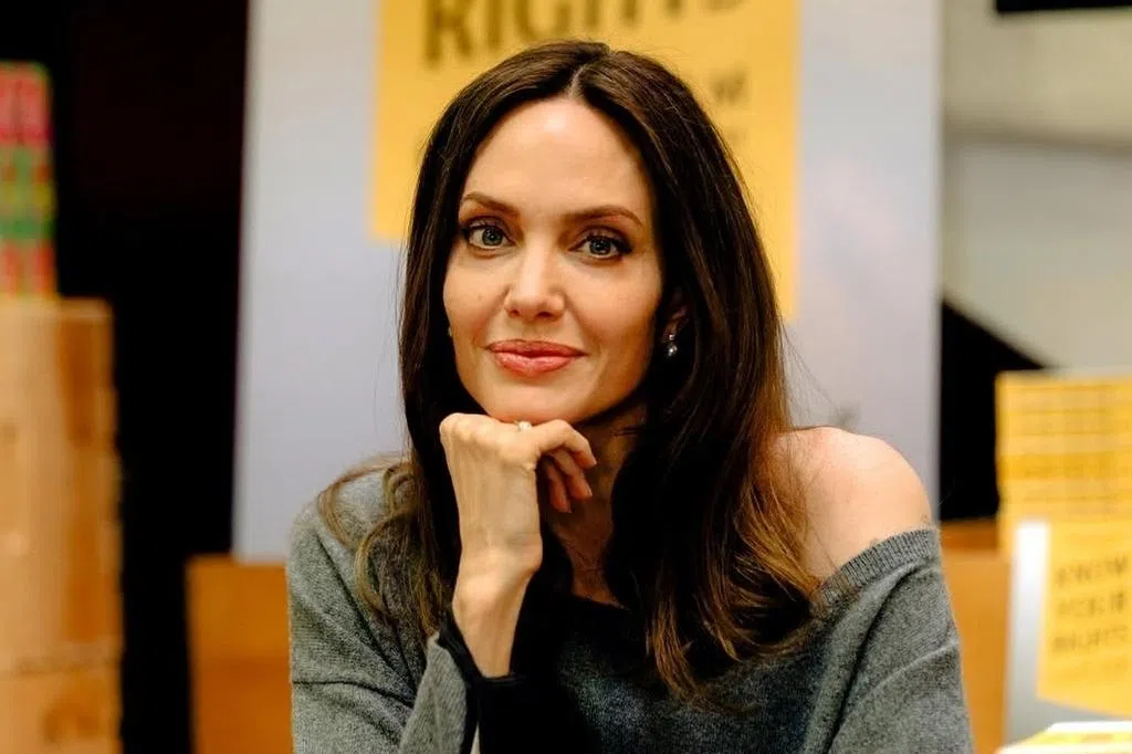 好莱坞明星Angelina Jolie（安吉丽娜卓莉）正式告别洛杉矶。这位奥斯卡影后已将其位于加州的豪宅庄园挂牌出售，开价2985万美元（约3800万新元）。这座庄园不仅拥有深厚的历史底蕴，更象征着Jolie人生新篇章的开启。