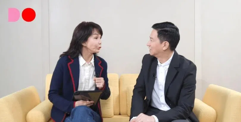 关咏荷老公张家辉（右）2023年登上郑裕玲所主持的YouTube频道节目《The Do Show》。（互联网）