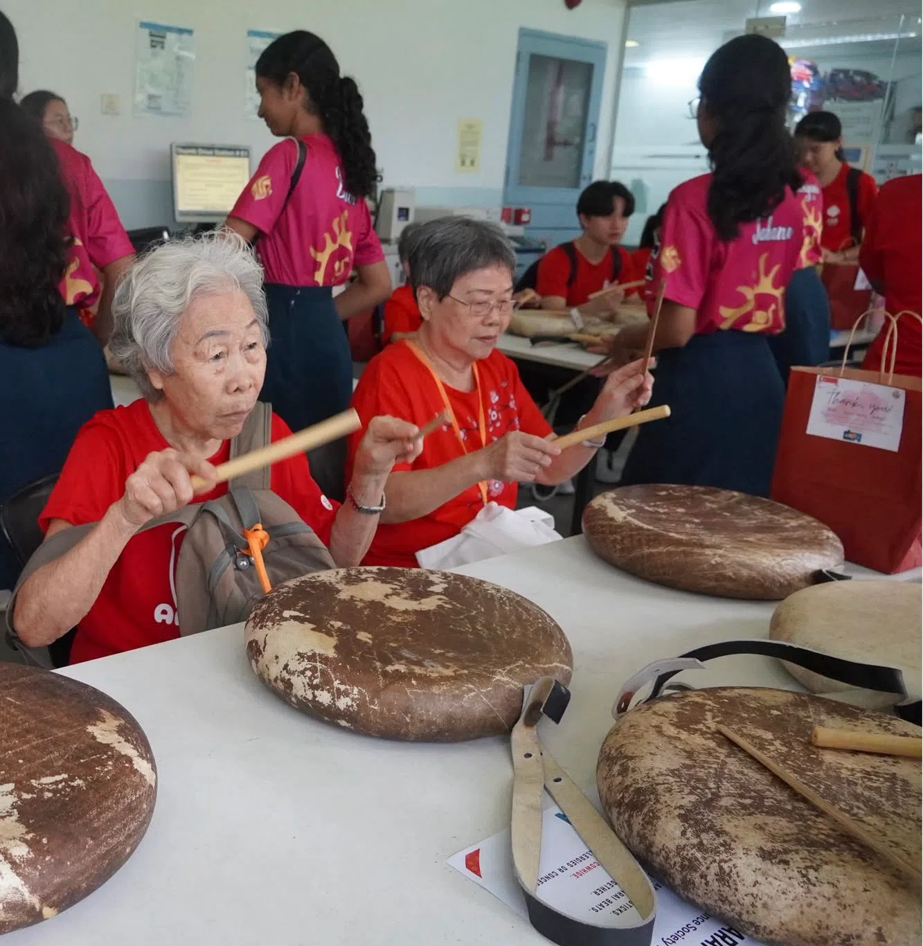 淡米尔语辩论与舞蹈学会的学生手把手指导参与者体验帕莱鼓，感受多元种族艺术的魅力。（安德逊实龙岗初院提供）