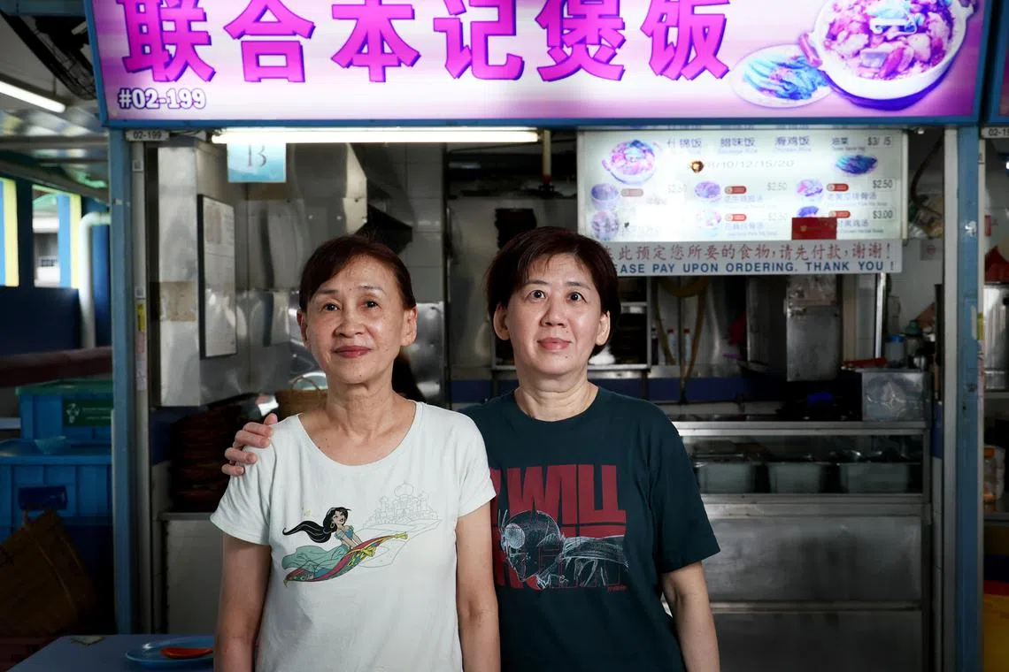 林秀丽（左）跟妹妹一起经营联合本记煲饭。（龙国雄摄）